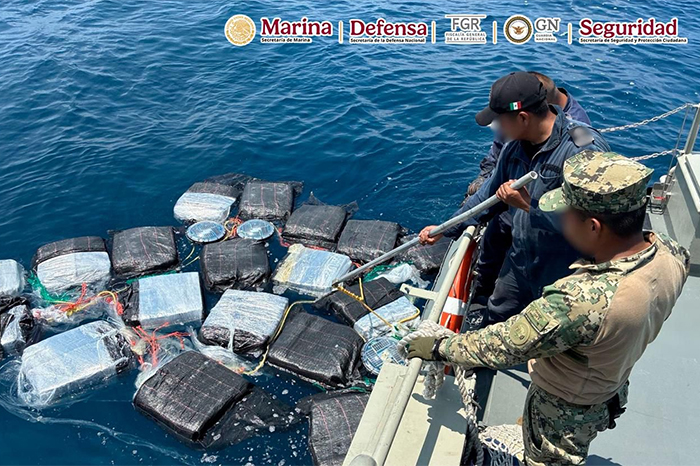 Elementos de la Marina y la Armada de México resguardando bultos de cocaína asegurados en Puerto Chiapas.