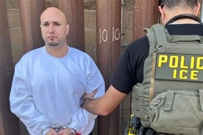 Agentes de ICE ERO coordinando una operación de deportación en la frontera entre México y Estados Unidos.