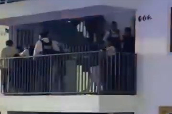 Elementos de la Policía Morelia escoltan a detenidos en el fraccionamiento Camponubes.