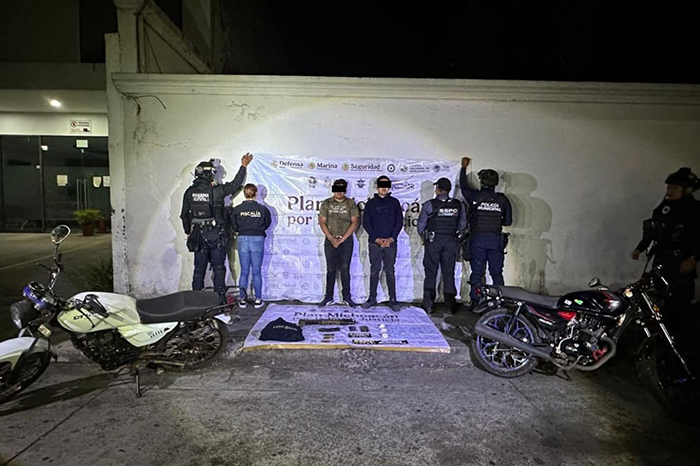 Elementos de la Guardia Civil y Fiscalía resguardando el área tras la detención de dos personas en la carretera Uruapan-Lombardía.