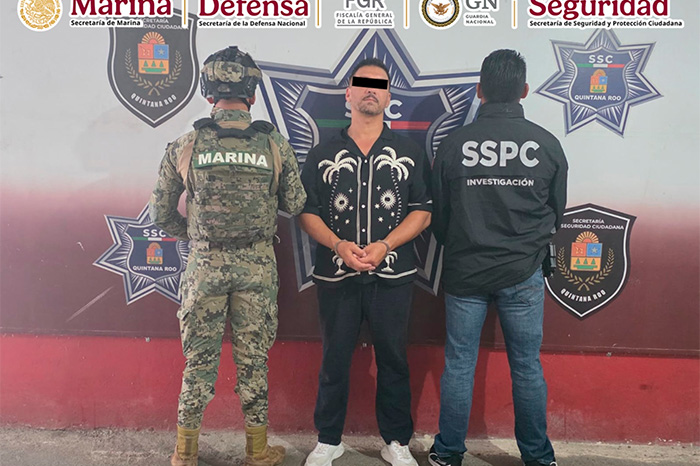 Elementos de la Marina y FGR custodiando a János Balla tras su detención en Quintana Roo.