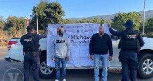 Elementos de la Guardia Civil resguardando una camioneta blanca Mitsubishi tras detención en Tingambato.