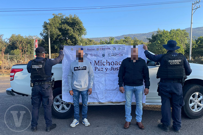 Elementos de la Guardia Civil resguardando una camioneta blanca Mitsubishi tras detención en Tingambato.