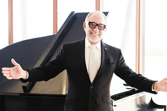 'Love Always Wins' es la canción escrita y producida por Emilio Estefan para el torneo que se celebrará en EE.UU., México y Canadá.