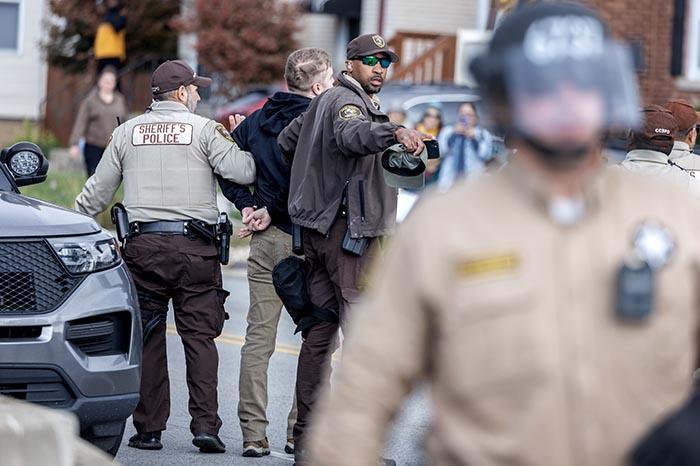 Agentes de la policía estatal de Texas patrullando la zona fronteriza con México.
