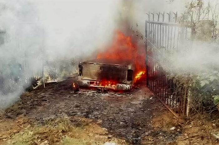 Camioneta Chevrolet Silverado calcinada en un camino de terracería en Salvador Escalante.