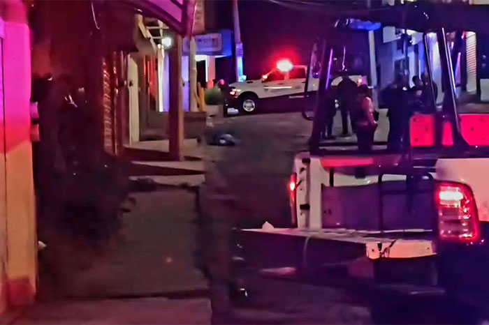 Patrulla de policía municipal resguardando escena de un homicidio en Morelia.