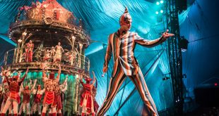 Escena del espectáculo ECHO del Cirque du Soleil con el icónico Cubo gigante y artistas en escena.