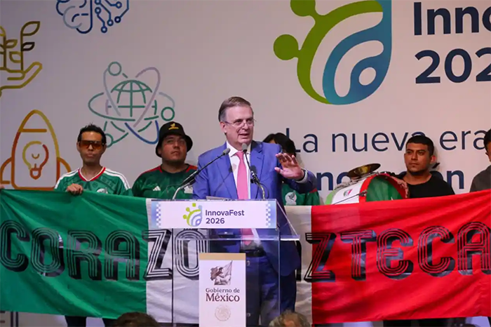 El secretario de Economía, Marcelo Ebrard, durante su recorrido por el Centro Industrial de Ternium en Monterrey.