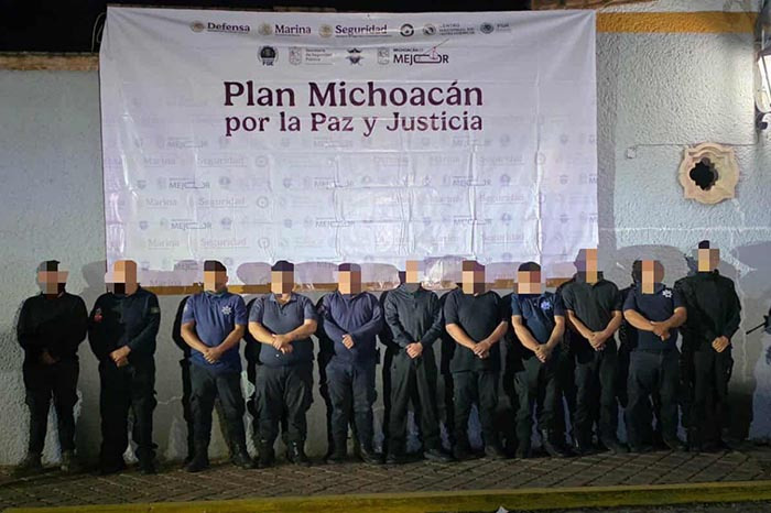 Patrullas de la Fiscalía de Michoacán en operativo de búsqueda de exelementos municipales de Ecuandureo.