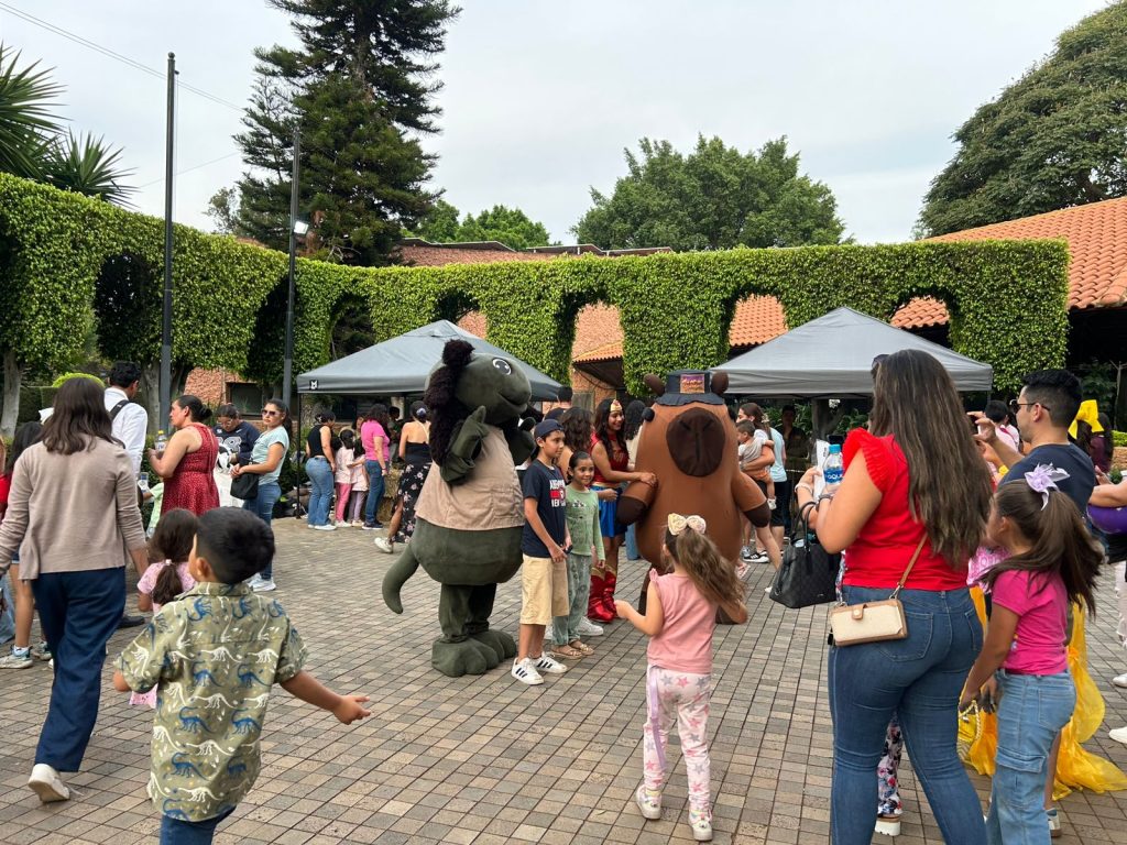 Niños participando en actividades del Día de la Niñez..