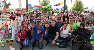 El presidente municipal Alfonso Martínez conviviendo con niñas y niños en la colonia Trincheras de Morelia.