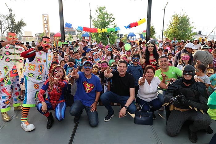 El presidente municipal Alfonso Martínez conviviendo con niñas y niños en la colonia Trincheras de Morelia.