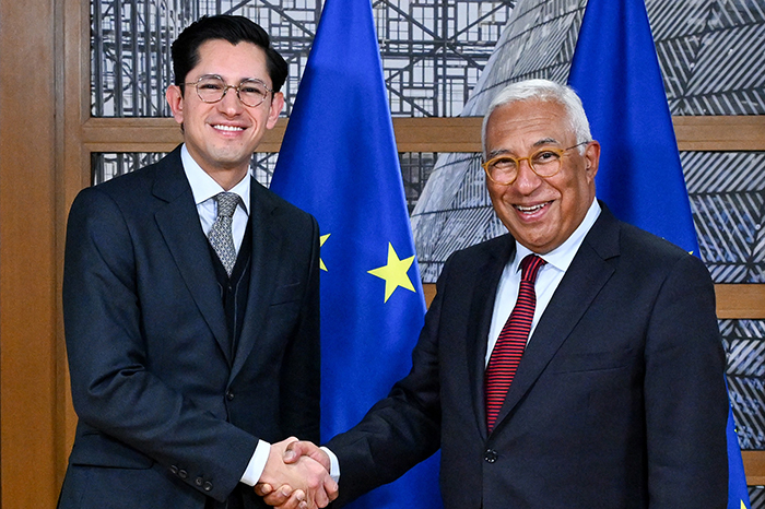 El secretario de Relaciones Exteriores, Roberto Velasco, en reunión con funcionarios de la Unión Europea en Bruselas.