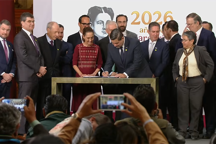 La presidenta Claudia Sheinbaum Pardo junto a representantes de la CANACERO durante la firma del acuerdo siderúrgico.