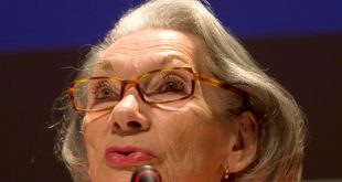 Retrato de Christine Ruiz-Picasso impulsora de la cultura y el arte en el Museo Picasso de Málaga.