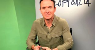 El cantante colombiano Fonseca durante rueda de prensa en Ciudad de México para su gira Tropicalia.