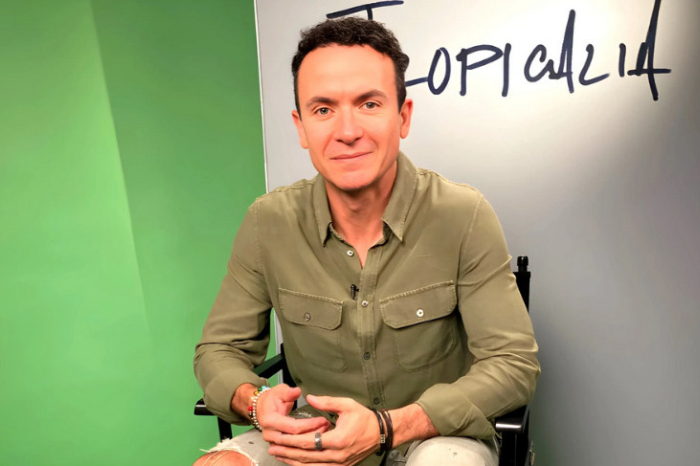 El cantante colombiano Fonseca durante rueda de prensa en Ciudad de México para su gira Tropicalia.