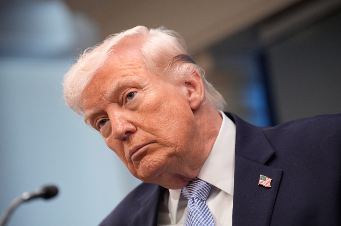 El presidente Donald Trump hablando con la prensa en la Casa Blanca sobre política exterior hacia Cuba e Irán.