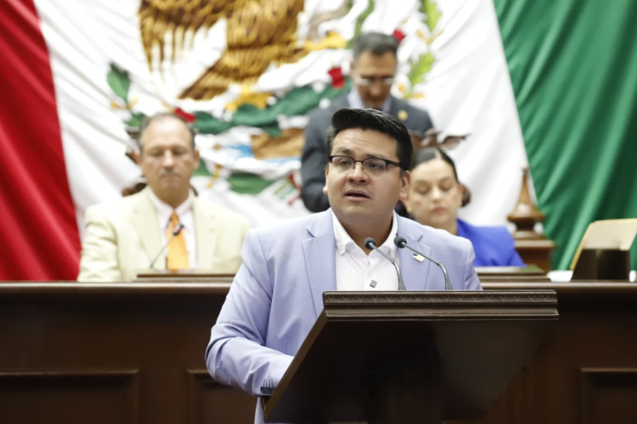 Diputado Toño Carreño Sosa durante presentación de iniciativas electorales en Michoacán