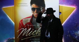 Cartelera de cine anunciando la película 'Michael' junto a cifras de recaudación récord.