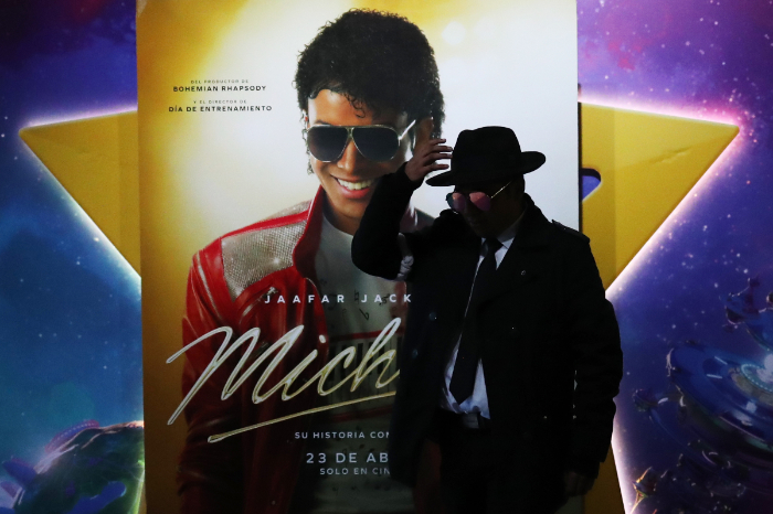 Cartelera de cine anunciando la película 'Michael' junto a cifras de recaudación récord.