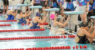 Nadadores de Morelia celebrando con sus medallas de oro, plata y bronce tras la competencia.
