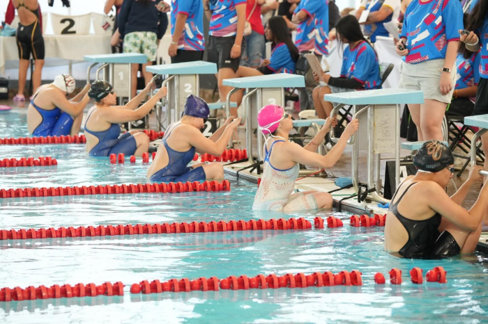 Nadadores de Morelia celebrando con sus medallas de oro, plata y bronce tras la competencia.