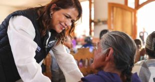 La diputada Fabiola Alanís Sámano hablando sobre los beneficios del Servicio Universal de Salud para las mujeres michoacanas.