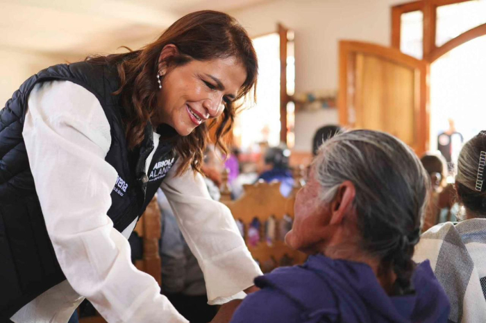 La diputada Fabiola Alanís Sámano hablando sobre los beneficios del Servicio Universal de Salud para las mujeres michoacanas.