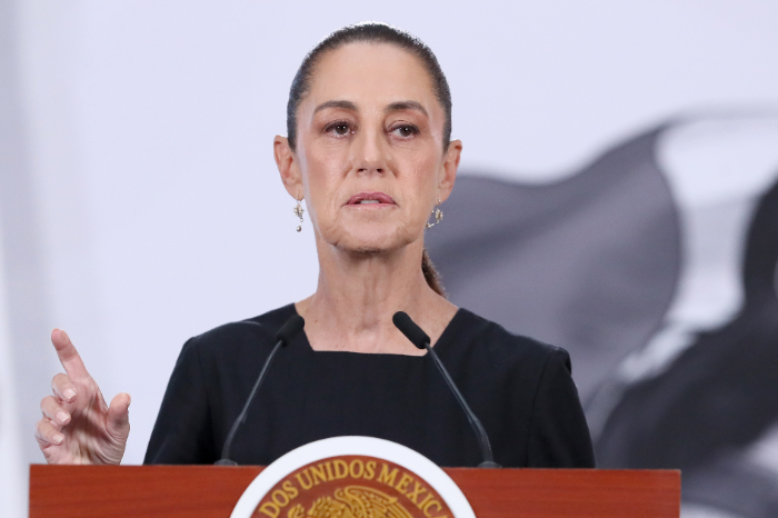 Presidenta Claudia Sheinbaum durante su conferencia de prensa matutina hablando sobre política exterior.