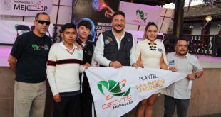 Estudiantes del Cecytem Michoacán presentando un proyecto de innovación tecnológica en una feria de ciencias.