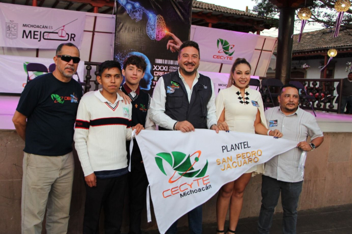 Estudiantes del Cecytem Michoacán presentando un proyecto de innovación tecnológica en una feria de ciencias.