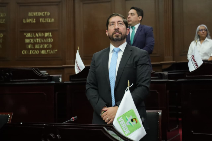 El diputado Abraham Espinoza Villa en la tribuna del Congreso de Michoacán presentando reforma al Código Familiar.