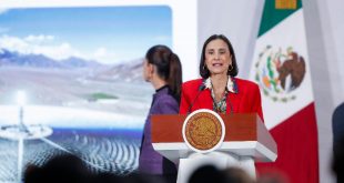 La presidenta Claudia Sheinbaum y el director de Pemex, Víctor Rodríguez Padilla, durante el anuncio de la estrategia de gas natural.