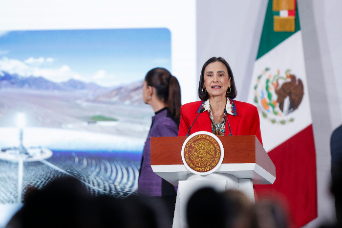 La presidenta Claudia Sheinbaum y el director de Pemex, Víctor Rodríguez Padilla, durante el anuncio de la estrategia de gas natural.