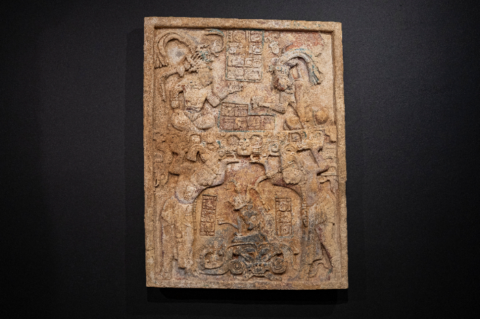 Dintel maya tallado en piedra caliza del periodo Clásico recuperado en Nueva York.