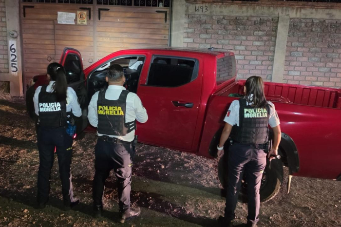 Agentes de la Policía Morelia inspeccionando una camioneta RAM roja recuperada tras un operativo de respuesta rápida.