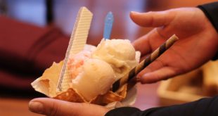 Una porción de nieve de pasta tradicional servida en una canasta de galleta con barquillos y obleas en Zacapu Michoacán.