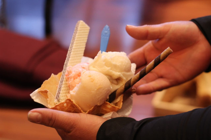 Una porción de nieve de pasta tradicional servida en una canasta de galleta con barquillos y obleas en Zacapu Michoacán.