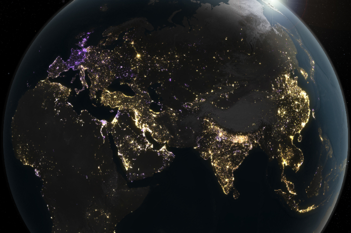 Mapa satelital nocturno de la Tierra mostrando las áreas con mayor concentración de contaminación lumínica y emisiones de luz artificial.