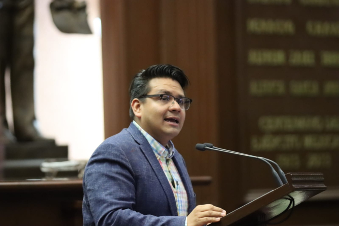 El diputado Toño Carreño en tribuna del Congreso de Michoacán tras la aprobación de la reforma sobre cáncer infantil.