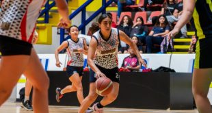 Integrantes del equipo femenil de básquetbol de la UMSNH celebrando su clasificación a la etapa regional de la Universiada.