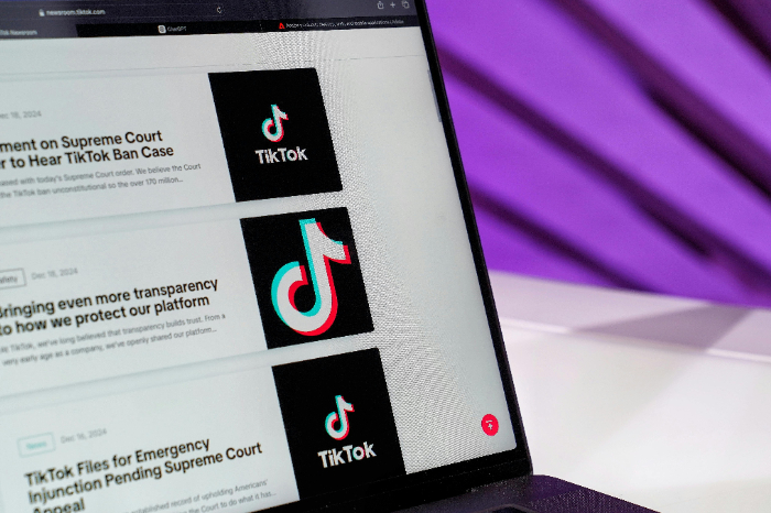 Pantalla de computadora mostrando noticias de plataformas digitales y redes sociales.