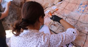 Especialistas del INAH restaurando pintura rupestre