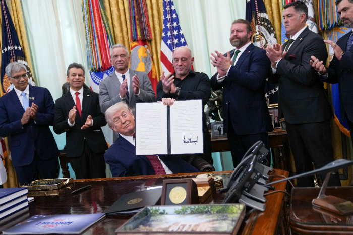 Donald Trump firmando orden ejecutiva en el Despacho Oval