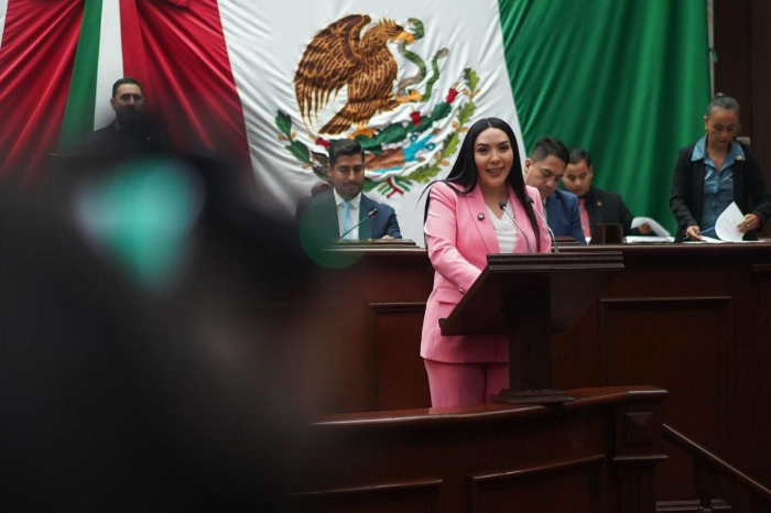 Diputada Adriana Campos Huirache en sesión del Congreso de Michoacán hablando sobre violencia escolar.