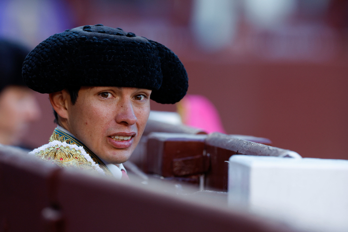 El matador de toros Isaac Fonseca durante una faena en la plaza.
