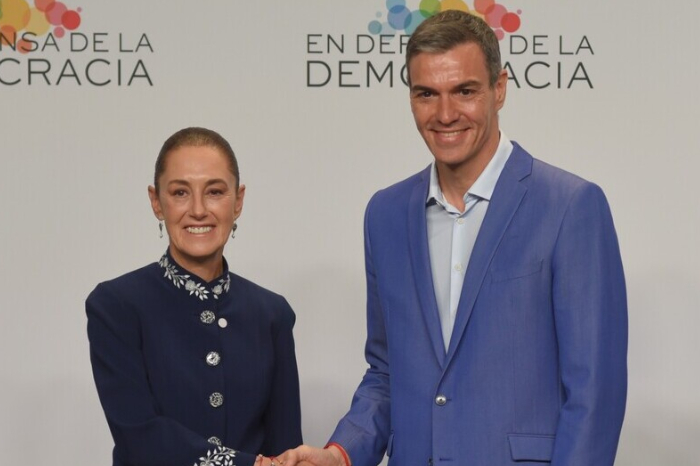 Claudia Sheinbaum y Pedro Sánchez saludándose en Barcelona