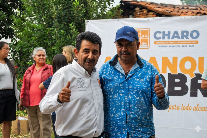 Gabriel Molinero y Eleazar Trujillo en arranque de obra en Jaripeo